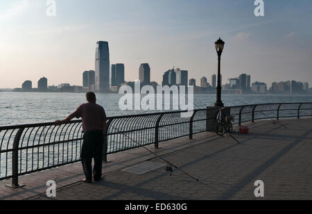 Jersey City und dem Hudson River von der Esplanade Battery Park City Lower Manhattan New York USA Stockfoto