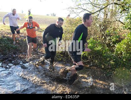 Chadlington, Oxfordshire, Vereinigtes Königreich. 29. Dezember 2014. Erstklassige habe David Cameron konkurriert in The Great Brook Run beginnt und endet an der Tite Inn, Chadlington, Oxfordshire, Vereinigtes Königreich.  Bildnachweis: Denis Kennedy/Alamy Live-Nachrichten Stockfoto