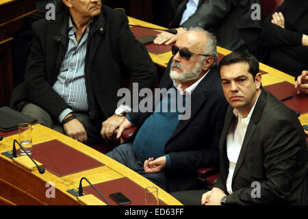 (141229)--Athen, 29. Dezember 2014 (Xinhua)--Alexis Tsipras (1. R), Oppositionsführer und Chef der radikalen Linken Syriza-Partei, besucht den dritten Wahlgang zur Wahl einer neuen griechischen Präsidenten im Parlament in Athen, Griechenland, am 29. Dezember 2014. Griechenland ging zu vorgezogenen Neuwahlen nach der Wahl eines neuen Präsidenten für das Land in eine dritte und letzte Runde der Abstimmung das Parlament nicht. Die Koalitionsregierung Kandidat für den Posten, der 73 Jahre alte ehemalige EU-Kommissar Stavros Dimas, sammelte 168 Stimmen von 300 Sitze des Parlaments, knapp 180 Stimmen gewinnen musste. (Xinhua/M Stockfoto