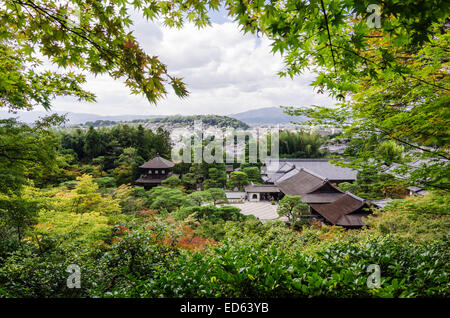 Blick über Ginkaku-Ji, auch bekannt als der Tempel der Silver Pavilion, Kyoto, Kansai, Japan Stockfoto