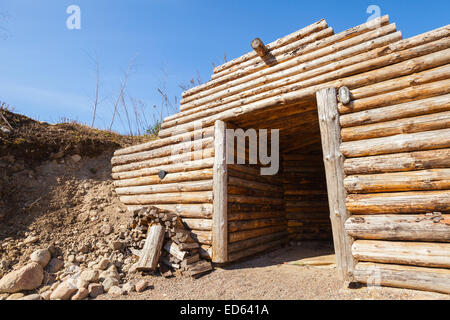 Holzwand und offene Tür der alten traditionellen unterirdische Sauna in Finnland Stockfoto