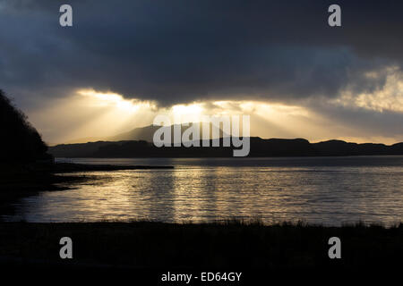 Dramatische Streifen des Sonnenlichts durchdringen Versammlung Wolken über Seil Ton an der Westküste von Schottland Stockfoto
