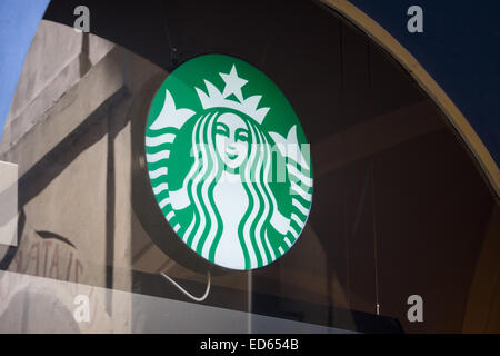 Starbucks-Kaffee. Starbucks ist das größte Kaffeehaus-Unternehmen der Welt mit 20.891 Filialen in 62 Ländern. Stockfoto