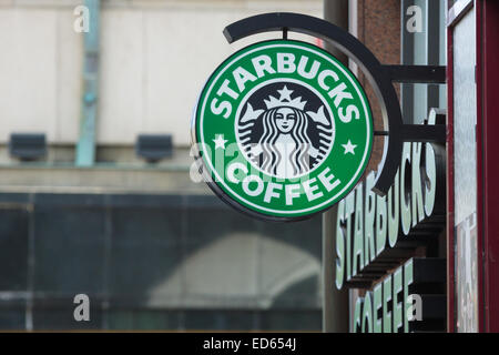 Starbucks-Kaffee. Starbucks ist das größte Kaffeehaus-Unternehmen der Welt mit 20.891 Filialen in 62 Ländern. Stockfoto