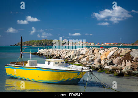 Boot am Strand entlang in Philipsburg, Sint Maarten, West Indies gefesselt Stockfoto