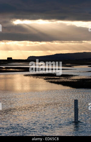 Rye Harbour Nature Reserve, ein Winterabend mit Fairlight Cliffs in der Ferne Stockfoto