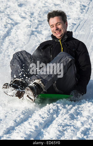 Karlsruhe, Deutschland. 28 Dez, 2014. Snow Fall post Weihnachten bringt Skifahrer und Rodler und ihre Haustiere. Dobel, Schwarzwald, Deutschland. Credit: Guy Bell/Alamy leben Nachrichten Stockfoto