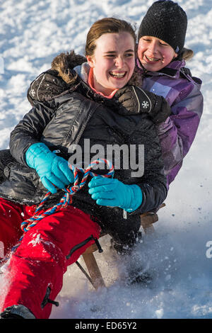 Karlsruhe, Deutschland. 28. Dezember 2014. Schneefall Post bringt Weihnachten Skifahrer, Rodler und ihre Haustiere. Dobel, Schwarzwald, Deutschland. Bildnachweis: Guy Bell/Alamy Live-Nachrichten Stockfoto