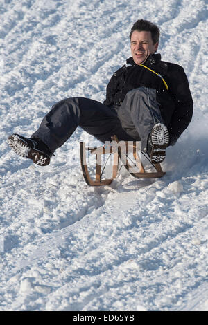 Karlsruhe, Deutschland. 28. Dezember 2014. Schneefall Post bringt Weihnachten Skifahrer, Rodler und ihre Haustiere. Dobel, Schwarzwald, Deutschland. Bildnachweis: Guy Bell/Alamy Live-Nachrichten Stockfoto