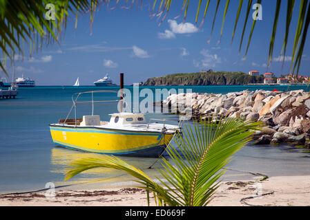 Boot am Strand entlang in Philipsburg, Sint Maarten, West Indies gefesselt Stockfoto