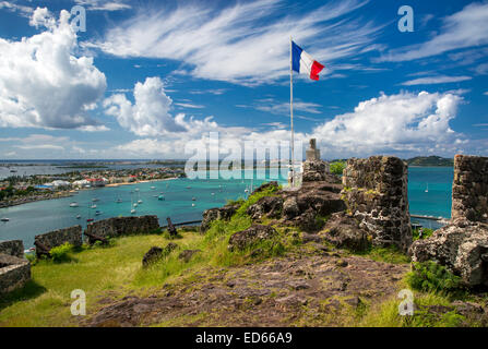 Fort Louis mit Blick auf die Marigot Bay, Marigot, St. Martin, West Indies Stockfoto