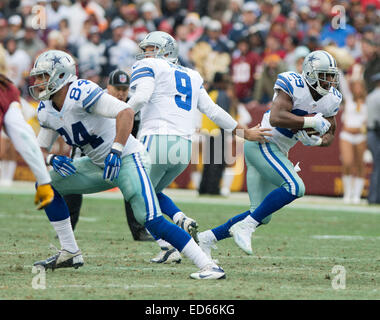 Dallas Cowboys-quarterback Tony Romo (9) Hände weg zu Runningback DeMarco Murray (29) im zweiten Quartal-Aktion gegen die Washington Redskins in FedEx Field in Landover, Maryland auf Sonntag, 28. Dezember 2014. Tight-End James Hanna (84) sieht um einen Block auf der linken Seite zu werfen. Bildnachweis: Ron Sachs/CNP Stockfoto