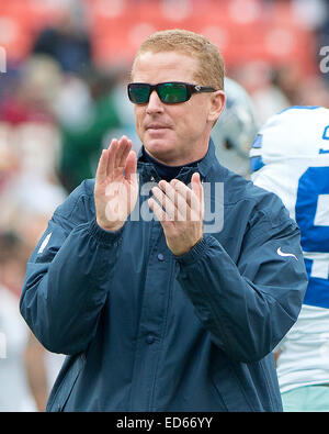 Dallas Cowboys Cheftrainer Jason Garrett Uhren sein Team Warm-up vor dem Spiel gegen die Washington Redskins in FedEx Field in Landover, Maryland auf Sonntag, 28. Dezember 2014. Bildnachweis: Ron Sachs / CNP Stockfoto