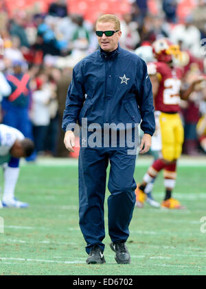 Dallas Cowboys Cheftrainer Jason Garrett Uhren sein Team Warm-up vor dem Spiel gegen die Washington Redskins in FedEx Field in Landover, Maryland auf Sonntag, 28. Dezember 2014. Bildnachweis: Ron Sachs / CNP Stockfoto