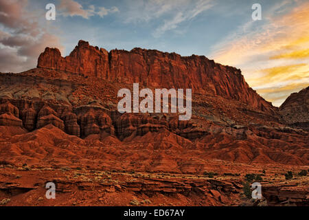 Sunrise-Licht taucht die geriffelte Wand im Capitol Reef National Park in Utah. Stockfoto