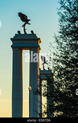 Bronze Adler stehen Wächter über dem Tor Eingang in Fort Benning Militärstützpunkt in der Nähe von Columbus, Georgia, USA. Stockfoto