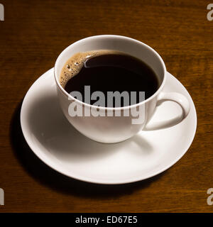 Tasse Kaffee auf Holztisch Stockfoto