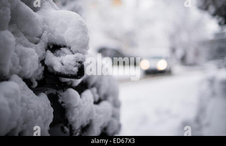 Zürich, Schweiz. 29. Dezember 2014. Schwierige Fahrbedingungen auf Zürichs vereisten Straßen nach dem Einbruch des Winters und starkem Schneefall. Bildnachweis: Erik Tham/Alamy Live-Nachrichten Stockfoto