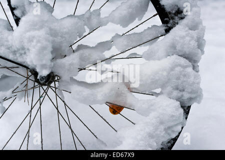 Zürich, Schweiz. 29. Dezember 2014. Eine schneebedeckte Fahrrad geparkt auf einem Bürgersteig in Zürich. Bildnachweis: Erik Tham/Alamy Live-Nachrichten Stockfoto