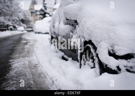 Zürich, Schweiz. 29. Dezember 2014. Schwierige Fahrbedingungen mit Eis und Schnee auf den Straßen nach dem Einbruch des Winters in Zürich. Bildnachweis: Erik Tham/Alamy Live-Nachrichten Stockfoto