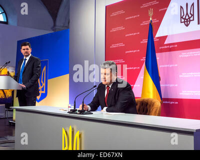 Kiew, Ukraine. 29. Dezember 2014. Der ukrainische Präsident Poroshenko statt eine abschließende Pressekonferenz. Die Hauptfrage, Ukrainer einer Antwort wollen - ob zur Stabilisierung der Situation im Osten des Landes, und er erwartet, dass die ukrainische Wirtschaft. Bildnachweis: Igor Golovnov/Alamy Live-Nachrichten Stockfoto