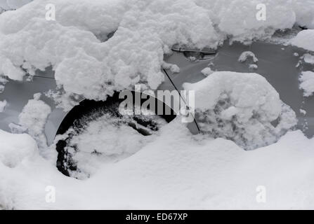 Zürich, Schweiz. 29. Dezember 2014. Eine schneebedeckte Auto auf einer Straße in Zürich. Bildnachweis: Erik Tham/Alamy Live-Nachrichten Stockfoto