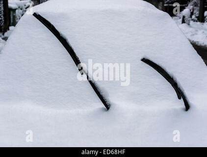 Zürich, Schweiz. 29. Dezember 2014. Eine schneebedeckte Auto auf einer Straße in Zürich nach starkem Schneefall. Bildnachweis: Erik Tham/Alamy Live-Nachrichten Stockfoto