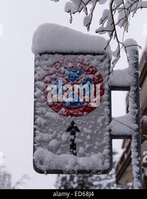 Zürich, Schweiz. 29. Dezember 2014. Schneebedeckte Verkehrszeichen nach starkem Schneefall in Zürich, Schweiz. Bildnachweis: Erik Tham/Alamy Live-Nachrichten Stockfoto