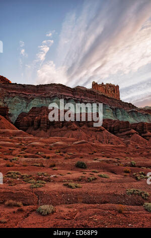 Ersten Ampel zeigt Schlieren Wolken über das Schloss im Capitol Reef National Park in Utah. Stockfoto