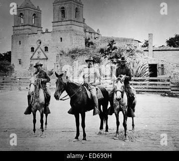 Theodore Roosevelt stellte auf dem Pferderücken, in Uniform, vor der Kirche San Antonio, Texas, während des Spanisch-Amerikanischen Krieges 1898 Stockfoto