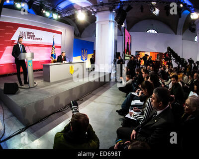 Kiew, Ukraine. 29. Dezember 2014. Der ukrainische Präsident Poroshenko statt eine abschließende Pressekonferenz. Die Hauptfrage, Ukrainer einer Antwort wollen - ob zur Stabilisierung der Situation im Osten des Landes, und er erwartet, dass die ukrainische Wirtschaft. Bildnachweis: Igor Golovnov/Alamy Live-Nachrichten Stockfoto