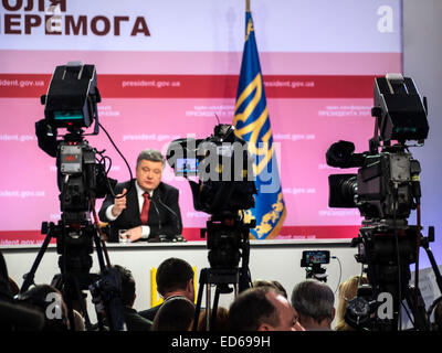 Kiew, Ukraine. 29. Dezember 2014. Der ukrainische Präsident Poroshenko statt eine abschließende Pressekonferenz. Die Hauptfrage, Ukrainer einer Antwort wollen - ob zur Stabilisierung der Situation im Osten des Landes, und er erwartet, dass die ukrainische Wirtschaft. Bildnachweis: Igor Golovnov/Alamy Live-Nachrichten Stockfoto