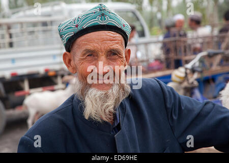 Porträt von älteren Mann mit Bart von der uigurischen Stamm in Kashgar / Kashi tragen eine Doppa, Provinz Xinjiang, China Stockfoto