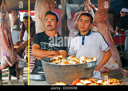 Fleisch für den Verkauf an Metzgerei Stand auf dem Lebensmittelmarkt in Kashgar / Kashi, Provinz Xinjiang, China Stockfoto