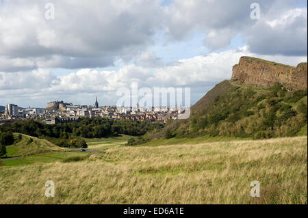 Blick auf Edinburgh Skyline von Klippen Stockfoto