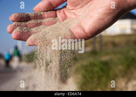 Ausgeführt durch Hände am Strand Sand Stockfoto