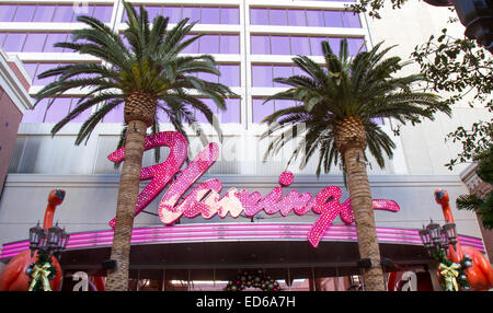 Las Vegas, NV, USA - 22. Dezember 2014: Zeichen vor der neuen Flamingo Hotel am Las Vegas Strip Stockfoto