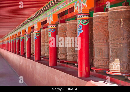 Die Sengze Gyanak Mani Mauer, die längste von Gebetsmühlen in der Welt, Provinz Qinghai, China Stockfoto