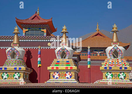 Die Sengze Gyanak Mani Mauer, die längste von Gebetsmühlen in der Welt, Provinz Qinghai, China Stockfoto