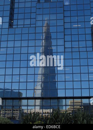 Die Scherbe spiegelt sich in den nördlichen und Shell Gebäude am nördlichen Ufer der Themse, London Stockfoto