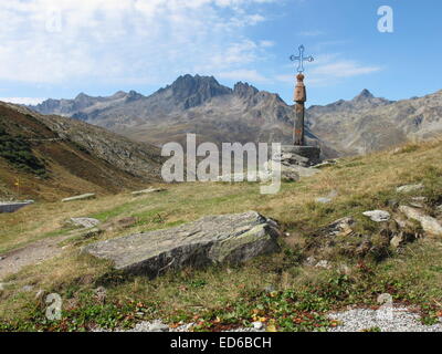 Col De La Croix de Fer mit Blick auf die Aiguilles de l'Argentiere über Saint Sorlin d'Arves in den französischen Alpen Stockfoto