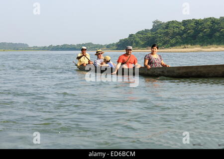 CHITWAN, NEPAL - 14. Oktober: Touristen auf hölzerne Ruderboote Besuch der Terai Region von Rapti Fluss fließt durch Chitwan hinunter. Stockfoto
