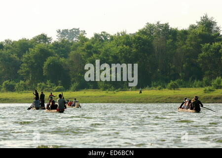 CHITWAN, NEPAL - 14. Oktober: Touristen auf hölzerne Ruderboote Besuch der Terai Region von Rapti Fluss fließt durch Chitwan hinunter. Stockfoto
