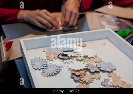 Womans hand arbeiten mit Papierblumen für Hochzeitsdekoration Stockfoto