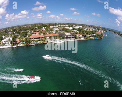 Wochenende auf den Wasserstraßen der Vogelperspektive in Boca Raton, Florida, Bootfahren Stockfoto