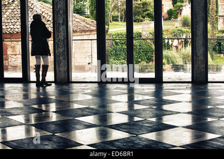 Frau stehend auf Rückseite Garten beobachten Stockfoto