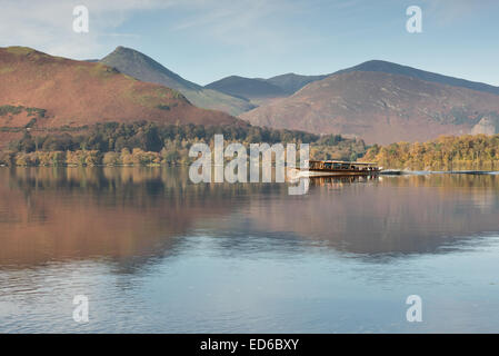 Keswick Launch am Derwentwater, mit Katze Glocken, Causey Hecht und Hügeln im Hintergrund Stockfoto