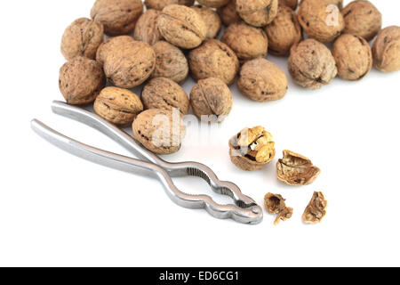 Walnüsse mit Nussknacker isoliert auf weißem Hintergrund Stockfoto