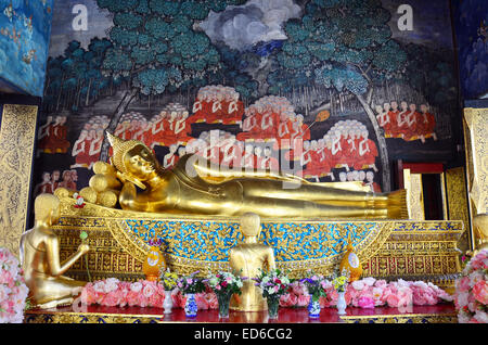 Liegender Buddha am Wat Bowonniwet Vihara oder Wat Bowon befindet sich in Bangkok Thailand. Stockfoto