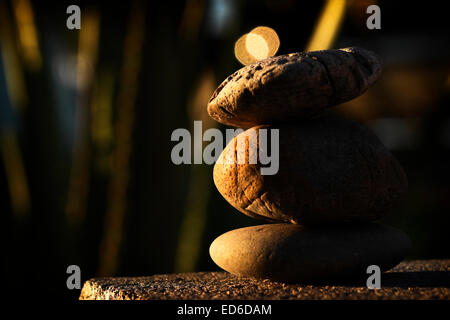 Im Alter von Flusssteine ausgewogen in ein Zen wie japanischer Garten. Stockfoto